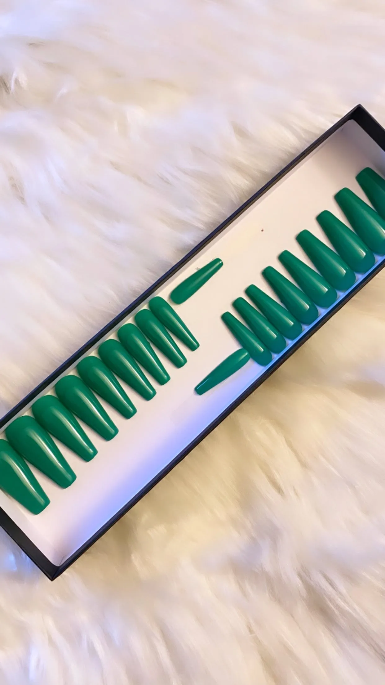Shaded in the Snow: A Signature Classic | I Be Gettin' to the Money, Green | Gloss | 20 NAILS PRESS-ON SET